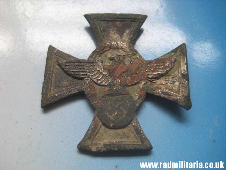 & WW2 German CROSS: FUR TREUE DIENSTE... Police Long Service Decoration in poor condition, metal detecting find. - Image 8
