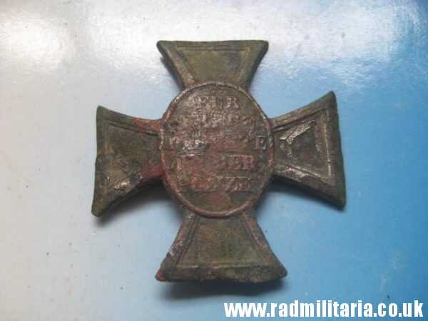 & WW2 German CROSS: FUR TREUE DIENSTE... Police Long Service Decoration in poor condition, metal detecting find. - Image 9