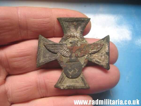 & WW2 German CROSS: FUR TREUE DIENSTE... Police Long Service Decoration in poor condition, metal detecting find. - Image 13