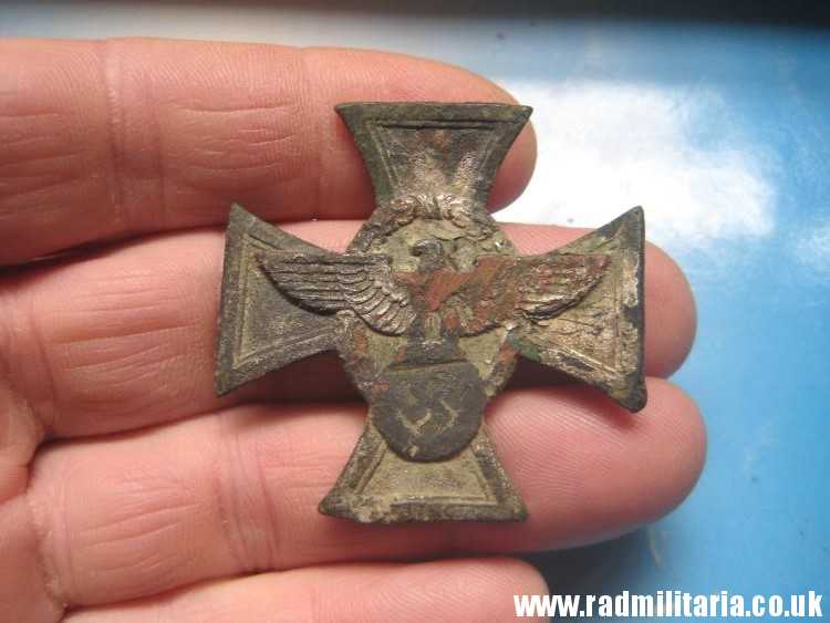 & WW2 German CROSS: FUR TREUE DIENSTE... Police Long Service Decoration in poor condition, metal detecting find. - Image 13