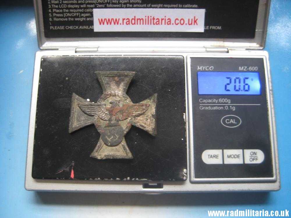 & WW2 German CROSS: FUR TREUE DIENSTE... Police Long Service Decoration in poor condition, metal detecting find. - Image 14