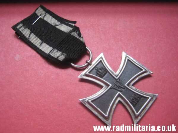 & original WW1 German IRON CROSS 2nd class in good condition with maker marks - genuine !!