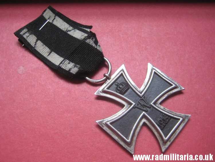 & original WW1 German IRON CROSS 2nd class in good condition with maker marks - genuine !!