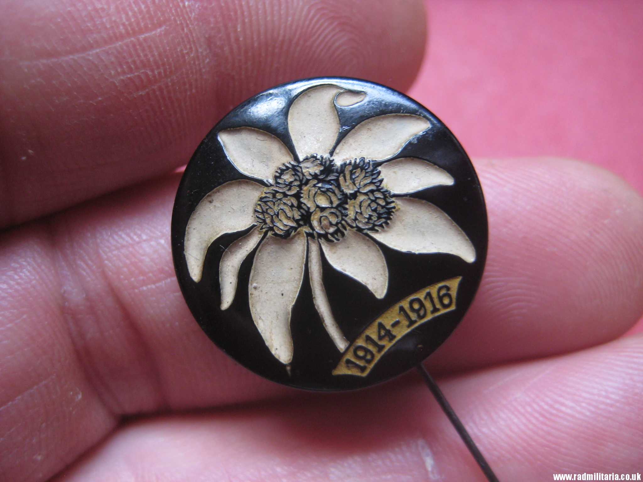 & WW1 German GLASS BADGE with date 1914 1916 - original Pin badge in good condition. - Image 7