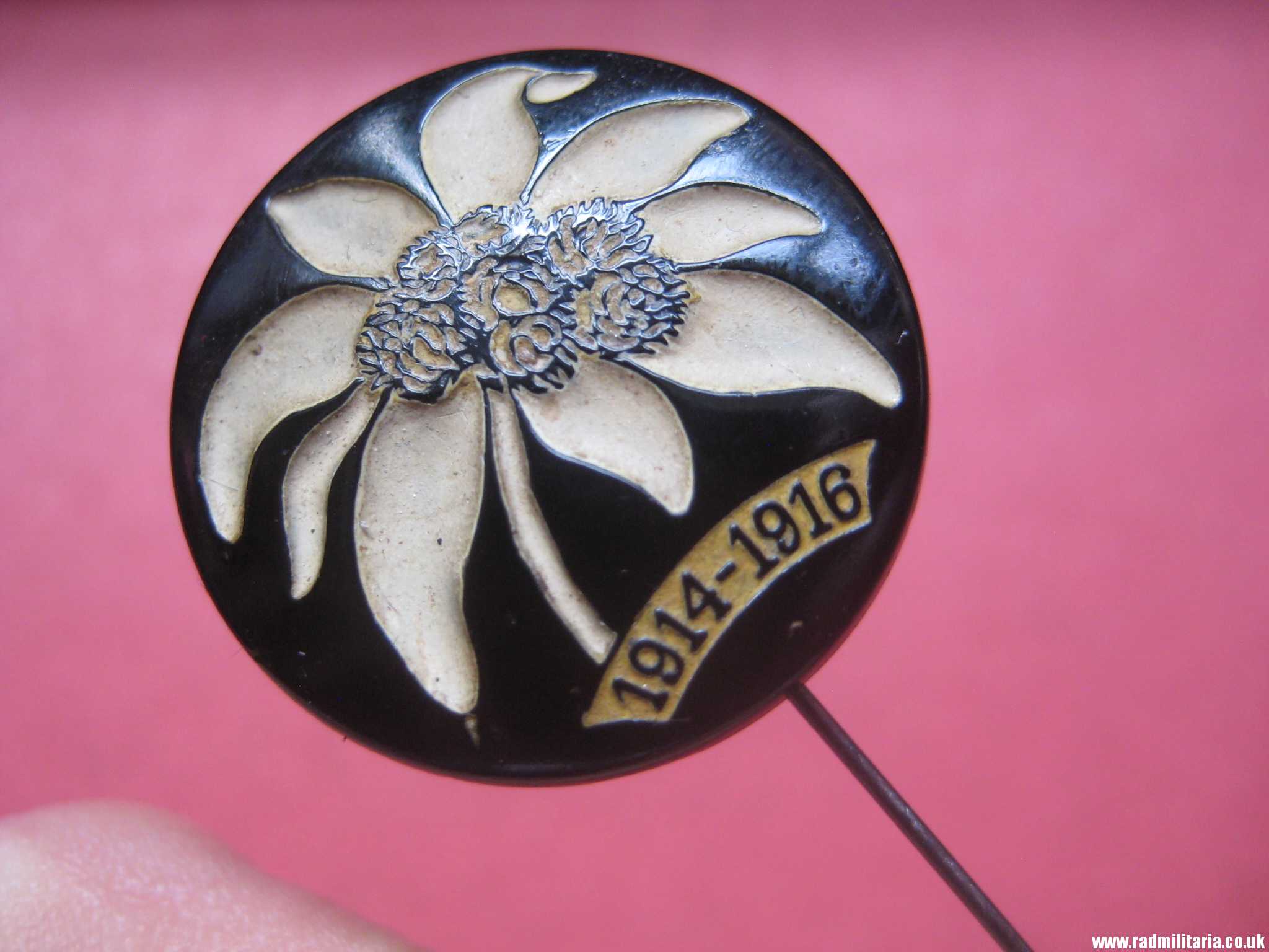 & WW1 German GLASS BADGE with date 1914 1916 - original Pin badge in good condition.