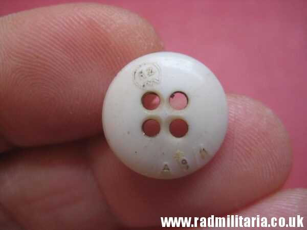 & SET of 2 WW2 German PLASTIC BUTTONS: BDM JM - RZM A9/1 metal detecting find. - Image 5