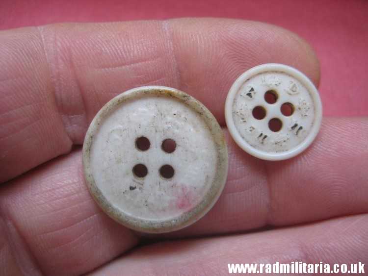 & SET of 2 WW2 German PLASTIC BUTTONS: BDM JM - RZM A9/1 metal detecting find.