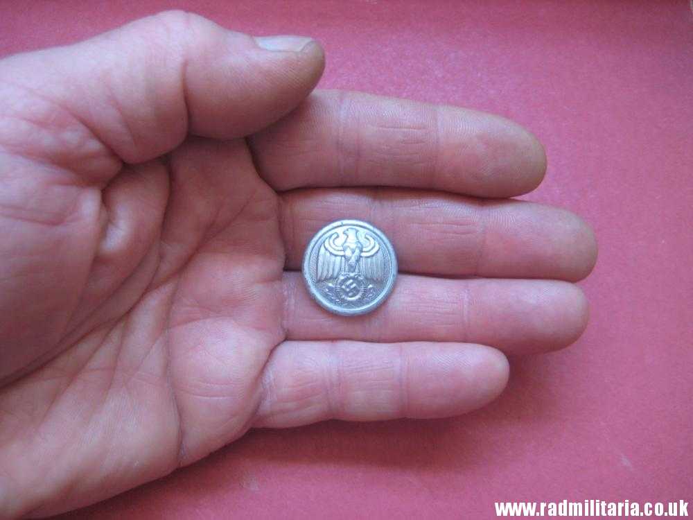 & WW2 original German Diplomatic Corps or RMBO BUTTON marker: "GG 22/m" v. good condition. - Image 9