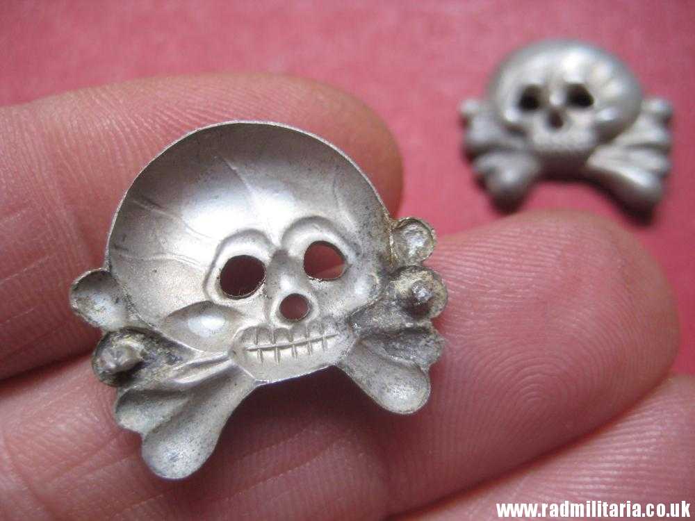 & WW2 SET of 2 original German SKULL BADGES in good condition aluminum Collar BADGES. - Image 9