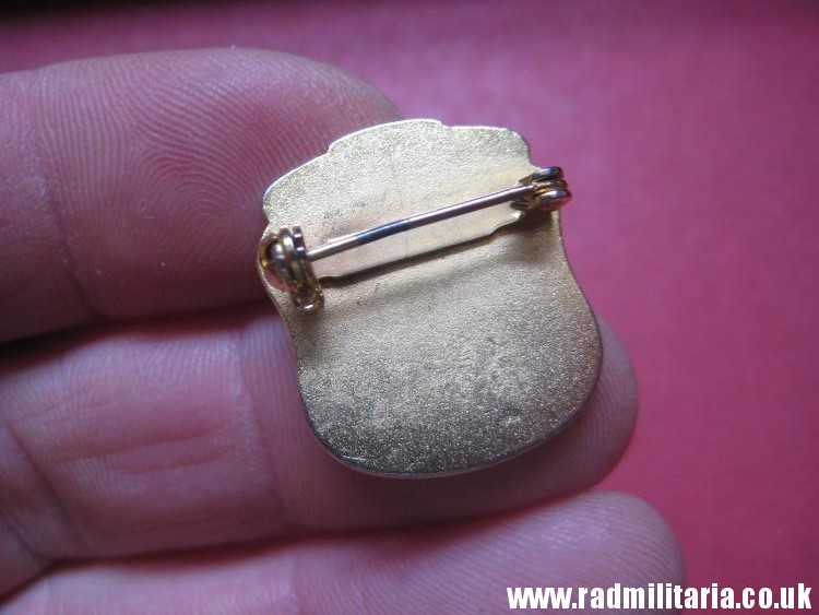 & post WW2 original ENAMEL BADGE - 1940 DUNKIRK Veterans Associacion - gold color badge. - Image 9