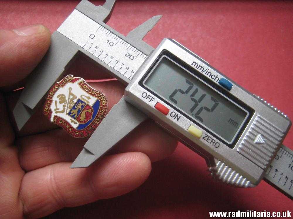 & post WW2 original ENAMEL BADGE - 1940 DUNKIRK Veterans Associacion - gold color badge. - Image 12