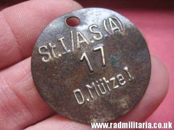 & WW2 unknown German Wehrmacht uniform DOG TAG: "St.I/A.S.(A) 17 D.Mutze" - metal detecting find. - Image 3