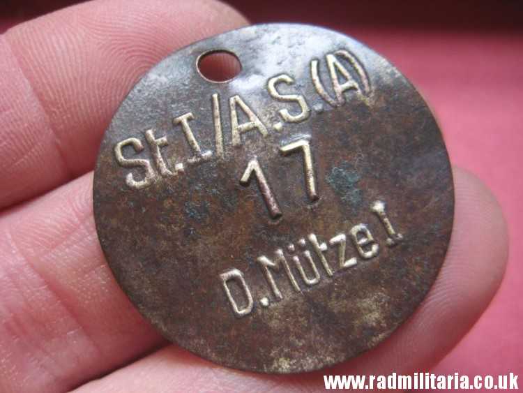 & WW2 unknown German Wehrmacht uniform DOG TAG: "St.I/A.S.(A) 17 D.Mutze" - metal detecting find. - Image 3