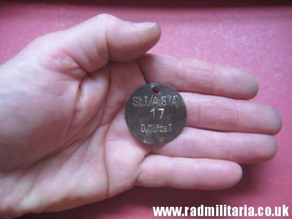 & WW2 unknown German Wehrmacht uniform DOG TAG: "St.I/A.S.(A) 17 D.Mutze" - metal detecting find. - Image 4