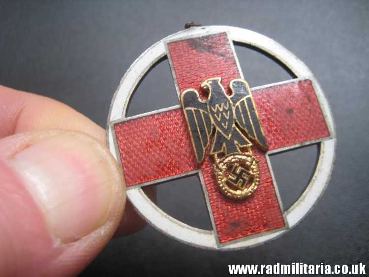 & WW2 German Red Cross ENAMEL MEDAL Fur Verdienste um das DRK - genuine. - Image 2