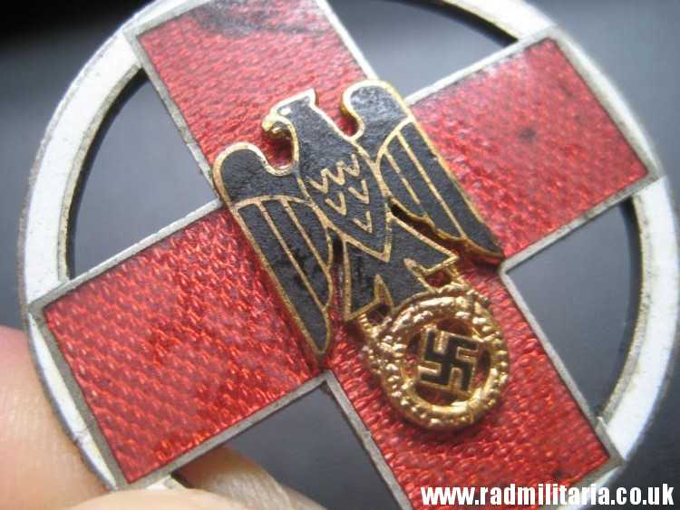 & WW2 German Red Cross ENAMEL MEDAL Fur Verdienste um das DRK - genuine. - Image 3