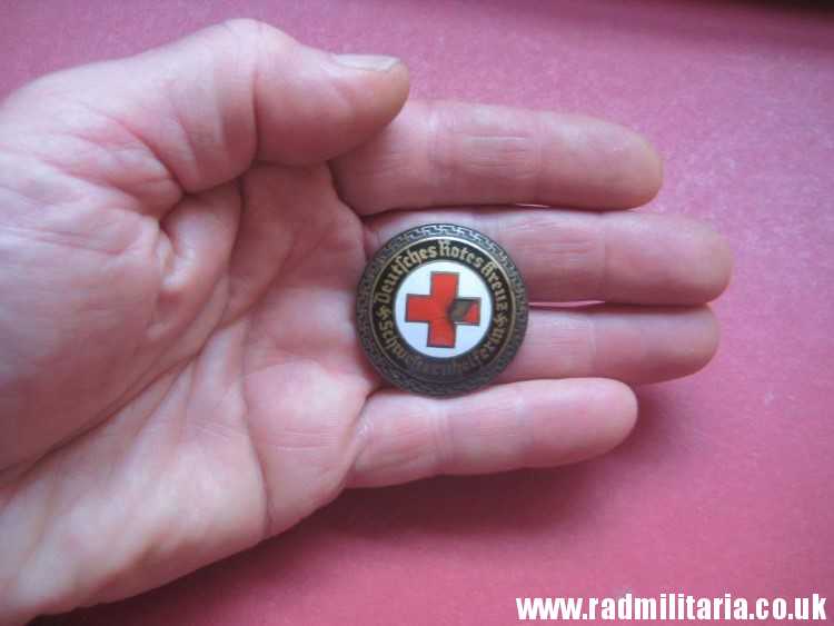 & WW2 German Red Cross ENAMEL BADGE/BROOCH - DRK Brosche Schwesternhelferin, Genuine. - Image 2