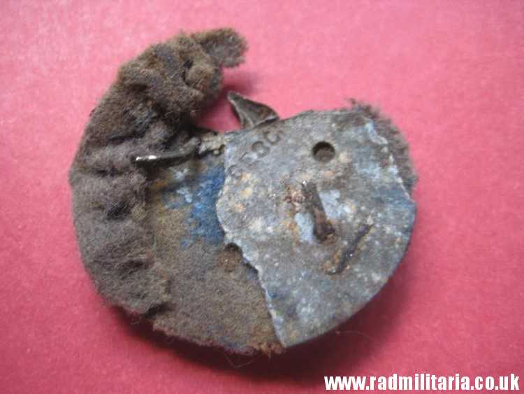 & WW2 unknown German BADGE - metal detecting find. - Image 4