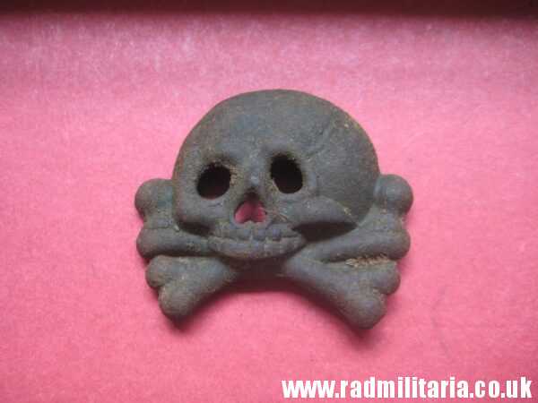& WW2 original SS SKULL BADGE - DEATH HEAD Cap BADGE metal detecting 15 SS DIV. "LETTLAND" rare - Image 2