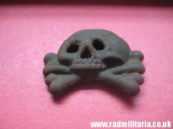 & WW2 original SS SKULL BADGE - DEATH HEAD Cap BADGE metal detecting 15 SS DIV. "LETTLAND" rare - Image 4