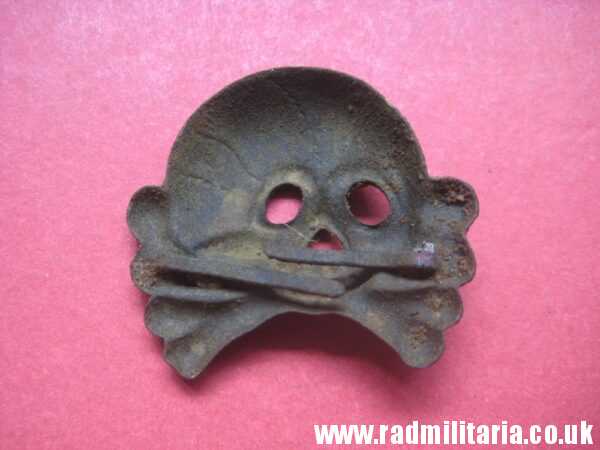 & WW2 original SS SKULL BADGE - DEATH HEAD Cap BADGE metal detecting 15 SS DIV. "LETTLAND" rare - Image 3