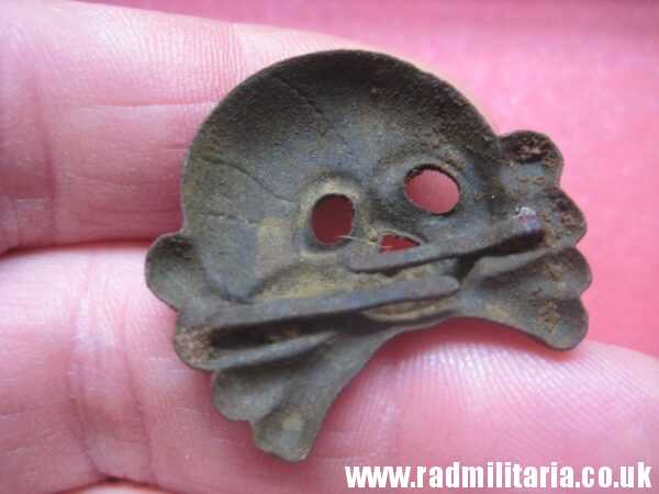& WW2 original SS SKULL BADGE - DEATH HEAD Cap BADGE metal detecting 15 SS DIV. "LETTLAND" rare - Image 6