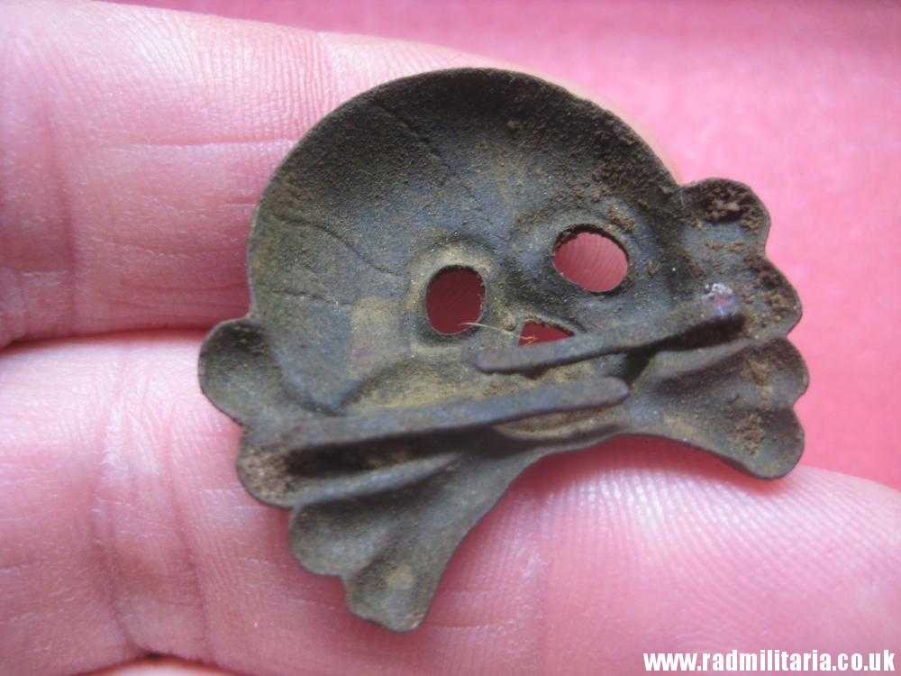 & WW2 original SS SKULL BADGE - DEATH HEAD Cap BADGE metal detecting 15 SS DIV. "LETTLAND" rare - Image 6