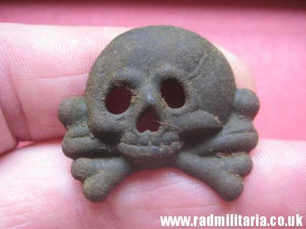& WW2 original SS SKULL BADGE - DEATH HEAD Cap BADGE metal detecting 15 SS DIV. "LETTLAND" rare