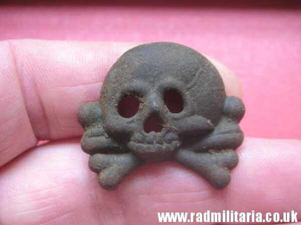 & WW2 original SS SKULL BADGE - DEATH HEAD Cap BADGE metal detecting 15 SS DIV. "LETTLAND" rare - Image 9
