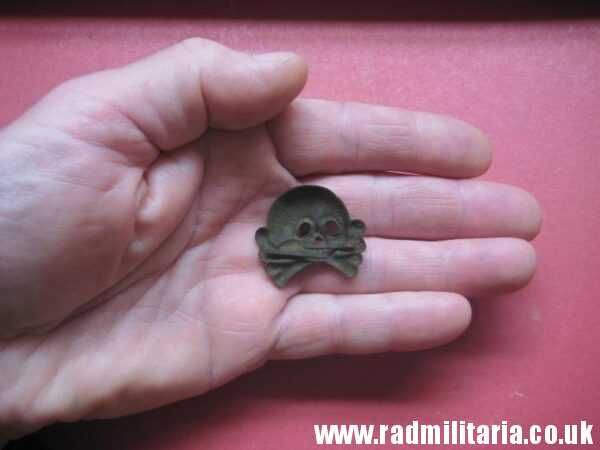 & WW2 original SS SKULL BADGE - DEATH HEAD Cap BADGE metal detecting 15 SS DIV. "LETTLAND" rare - Image 11