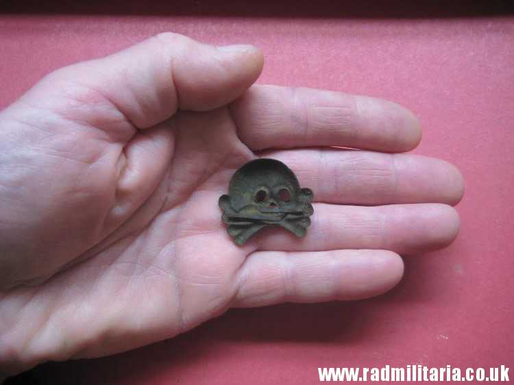 & WW2 original SS SKULL BADGE - DEATH HEAD Cap BADGE metal detecting 15 SS DIV. "LETTLAND" rare - Image 11