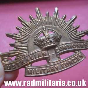 & WW1/WW2 Australian RISING SUN BADGE bronze Cap Badge, original !!