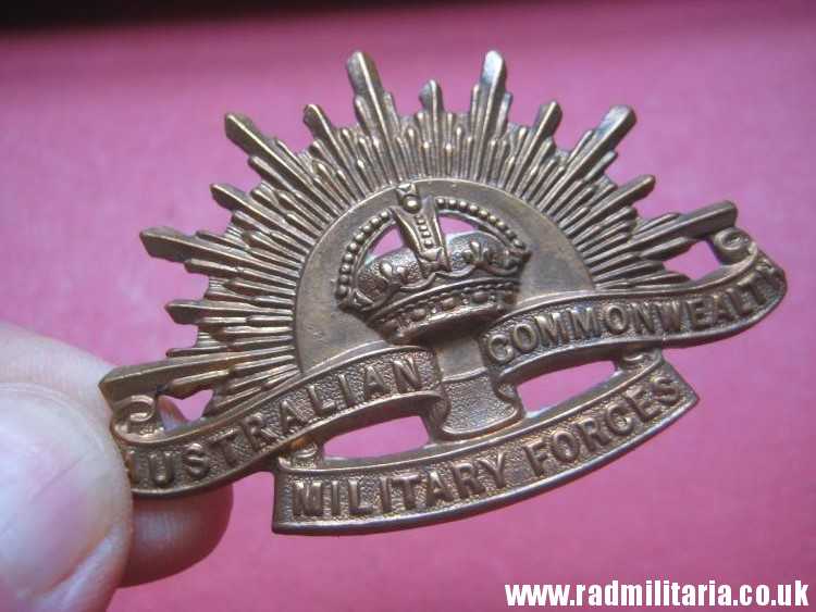 & WW1/WW2 Australian RISING SUN BADGE bronze Cap Badge, original !!
