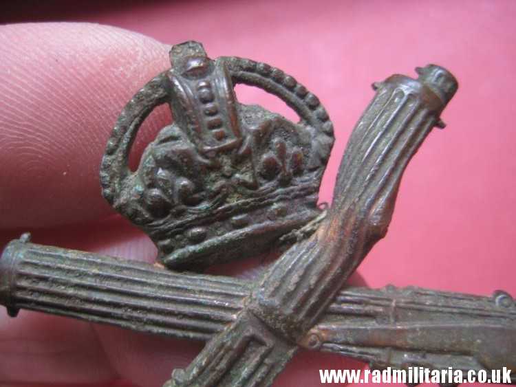 & WW1 British Machine Gun Corps CAP BADGE bronze BADGE - metal detecting find. - Image 4