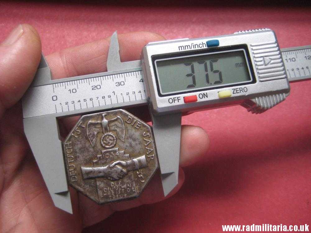 & original German TINNIE BADGE/Day Badge - DEUTSCH IST DIE SAAR 1934. - Image 11