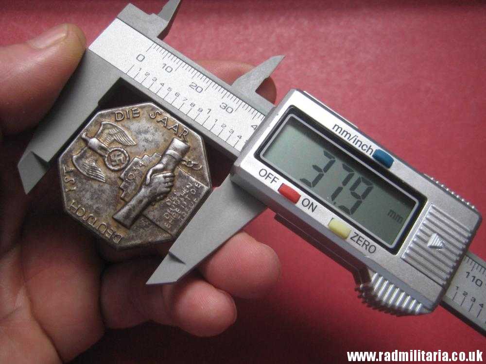 & original German TINNIE BADGE/Day Badge - DEUTSCH IST DIE SAAR 1934. - Image 12