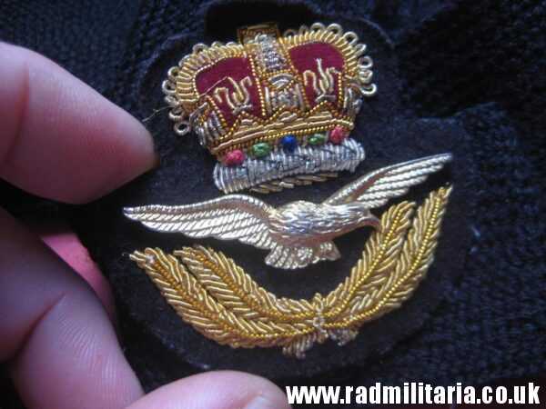 & post WW2 Royal Air Force CAP BADGE RAF original good quality BADGE with Queen;s Crown, genuine - Image 6