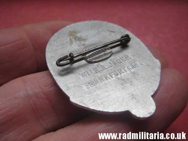 & WW2 original German TINNIE BADGE - Tag Der Arbeit 1935, maker: WILH. A. JAGER FRANKFURT A. M. - Image 4