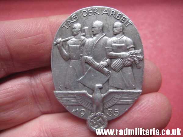 & WW2 original German TINNIE BADGE - Tag Der Arbeit 1935, maker: WILH. A. JAGER FRANKFURT A. M.
