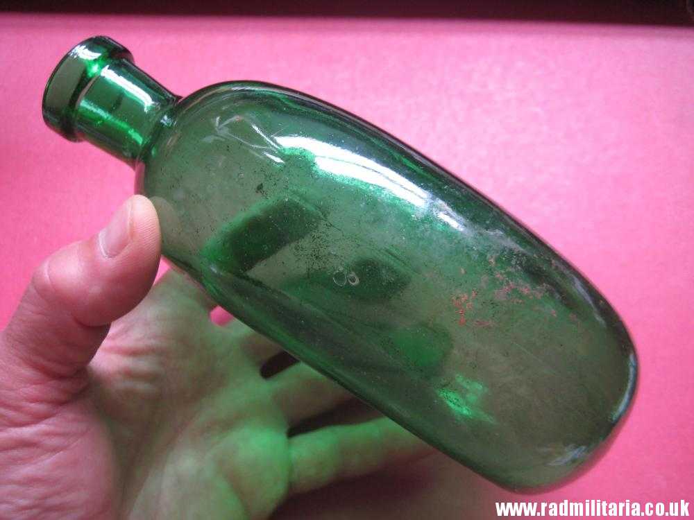 & WW1 military CANTEEN made of green GLASS, metal detecting find. - Image 8