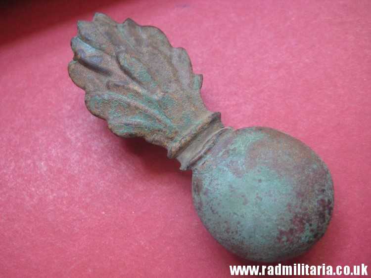 & original FLAMING GRENADE cap? METAL BADGE, Napoleonic Wars. - Image 6