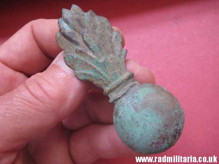 & original FLAMING GRENADE cap? METAL BADGE, Napoleonic Wars. - Image 9
