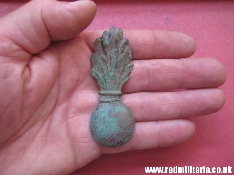 & original FLAMING GRENADE cap? METAL BADGE, Napoleonic Wars. - Image 16