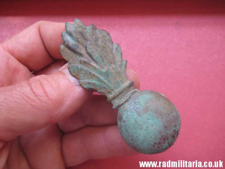 & original FLAMING GRENADE cap? METAL BADGE, Napoleonic Wars. - Image 17