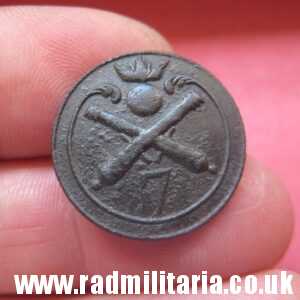 & original NAPOLEONIC 7th Artillery Regiment BUTTON with number and crossd Cannons - metal detecting find. FRANCE pre 1815