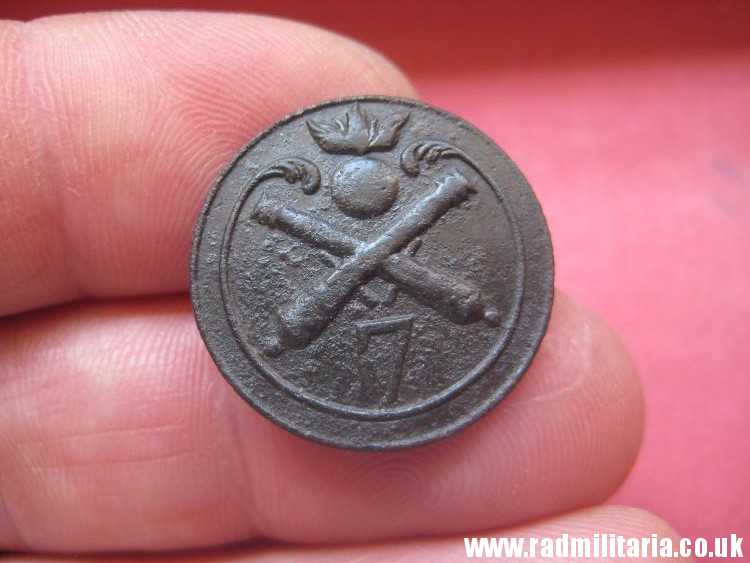 & original NAPOLEONIC 7th Artillery Regiment BUTTON with number and crossd Cannons - metal detecting find. FRANCE pre 1815