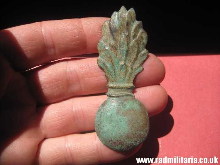& original FLAMING GRENADE cap? METAL BADGE, Napoleonic Wars. - Image 4