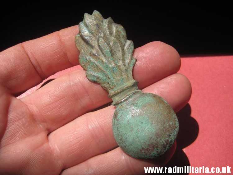 & original FLAMING GRENADE cap? METAL BADGE, Napoleonic Wars.