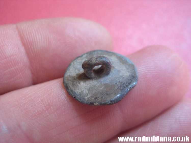 & original small size NAPOLEONIC 3rd Infantry Regiment BUTTON with number - metal detecting find. FRANCE pre 1815 - Image 4