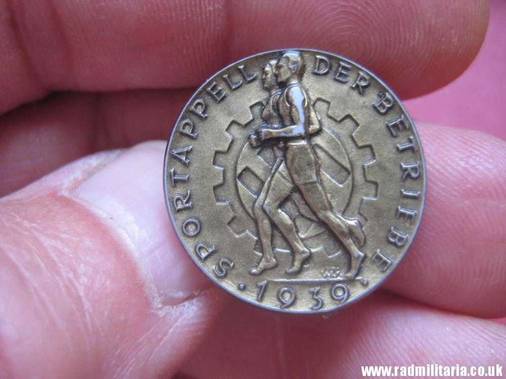 & original German HJ PLASTIC BADGE with date - 1939, maker: RZM M9/25 - Image 4